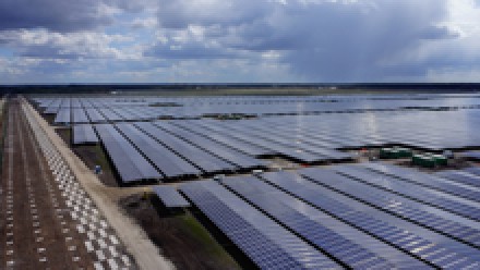 Einweihung des leistungsfhigsten Solarkraftwerks Europas<br>
KRINNER installierte Gestell und Fundament mit 200.000 Schraubfundamenten
