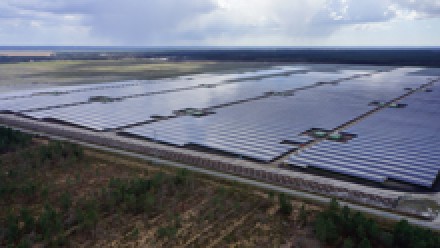 La mayor central de energa solar de Europa est instalada sobre 200.000 tornillos

