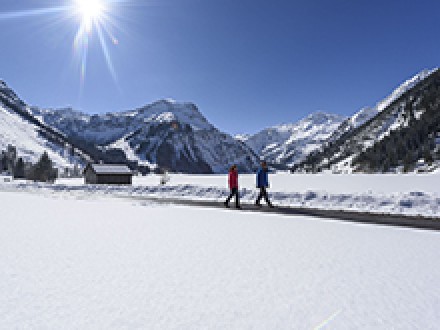<b>Wanderglck zwischen verschneiten Gipfeln und gefrorenen Seen</b>
