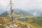 4-Gipfel-Tour: Gipfelkreuz am Schwarzkopf mit dem Seekarsee im Hintergrund | 18.07.2017 | JPG, 15 x 10 cm, 300dpi | 1.8MB