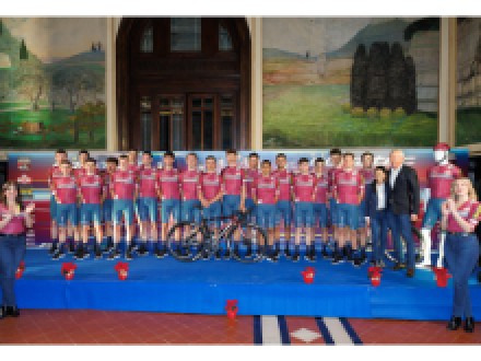 <b>Unter dem Motto „Passion of Cycling“ präsentierte sich das jüngste UCI-Pro-Team „Team corratec“ vor internationaler Bühne am 5. Februar in der Toskana</b>