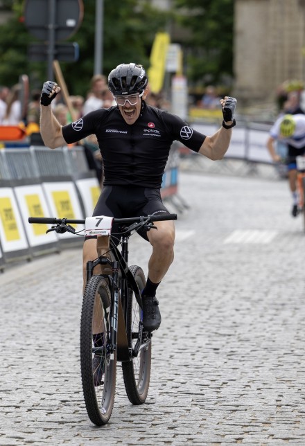 Nils Riecker erklimmt sein ersten UCI Weltcup Podium