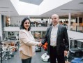 Geetha Sham, Mitglied des Verwaltungsrats und Chief Experience Officer (CXO) von CamCom Technologies, und Jörg Brand, Geschäftsführer von Flotte Eins. © Achtzig20 GmbH
 | 21.09.2023 | jpg, 20x15cm, 240dpi | 0.6MB