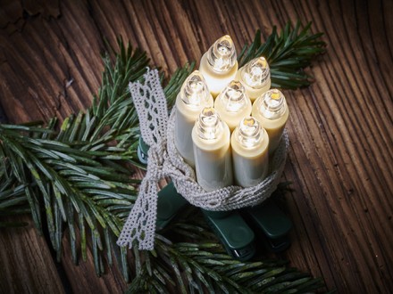 KRINNER Last-Minute-Tipp: Strahlende Weihnachten – vom Stamm 
bis zur Spitze
KRINNER Christbaumständer Stockholm und LUMIX SuperLight Flame Christbaumkerzen