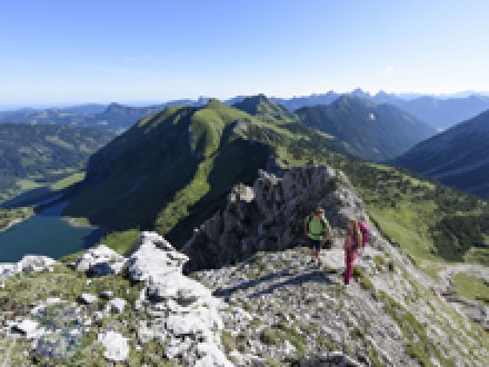 <b>Vielseitige Bergerlebnisse im Tannheimer Tal </b><br>
Atemberaubende Bergtouren und spannende Kletterrouten auf der dritten Wanderebene 
