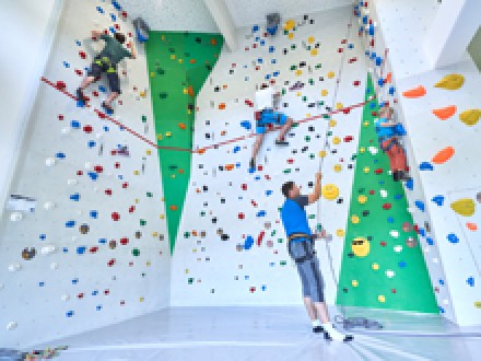 <b>Der neue Kletter- und Bouldertreff</b><br>
Vielseitiges Indoor-Angebot f�r erfahrene Alpinisten und Klettereinsteiger
